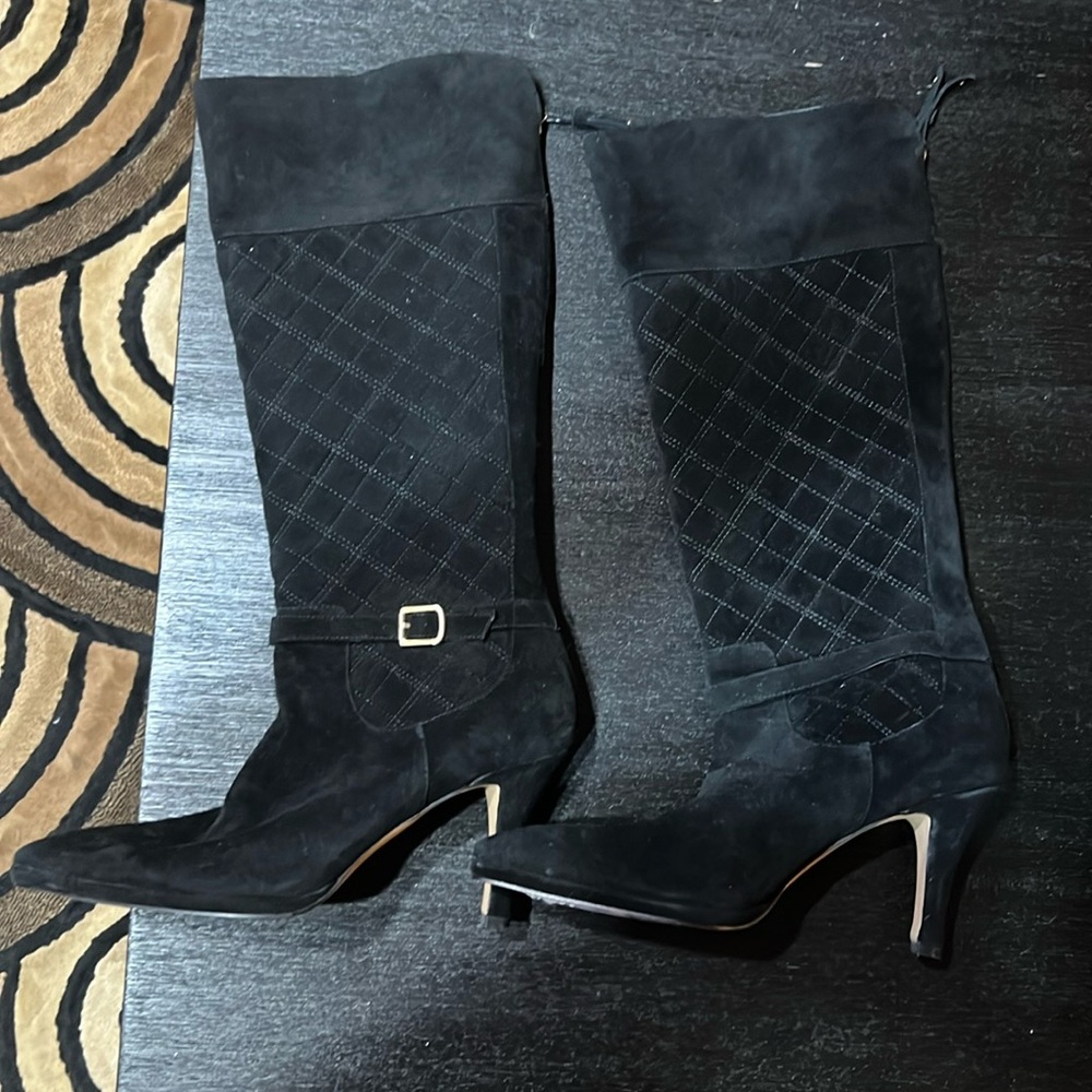 Black heeled boots